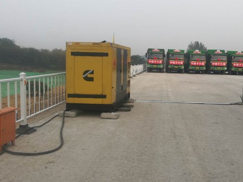 兰坪电力系统的稳定性和设备兼容性如何影响发电机组的频率规格？